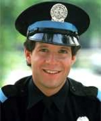 Steve-Guttenberg-Sargento-Mahoney.jpg