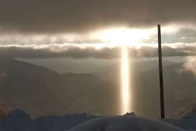 Misterioso-Rayo-del-cielo-ilumino-una-montana-en-Turquia.jpg