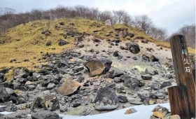 Roca-japonesa-que-contenia-un-demonio-encarcelado2.jpg