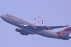 Ovni-vuela-junto-avion.jpg